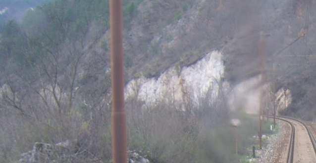 Donji ustroj Donji ustroj prestavlja: zemljani trup ( nasipi,