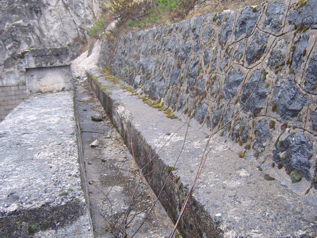 Slika 6.Potprni zidovi i odvodni kanal Da bi se u svako doba korištenje objekta osigurala njegova ispravnost u pogledu sigurnosti i funkcionalnosti, mora se obavljati opća kontrola stanja tunela.