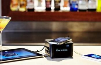 Επενδύσεις Τεχνολογίας για Αύξηση Πωλήσεων & Κερδών Ξενοδοχείο προσφέρει επιτραπέζιους φορτιστές κινητών συσκευών