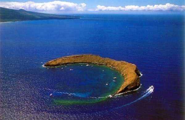 όπως: ηφαιστειακά νησιά, από τα οποία στη γεωλογική συνέχεια τους δηµιουργούνται είτε κοραλλιογενείς υφάλους και ατόλλες είτε υποθαλάσσια