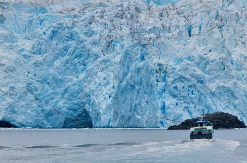 Μετά την άφιξή μας θα κάνουμε μια σύντομη βόλτα στην πόλη και θα διανυκτερεύσουμε σε κεντρικό ξενοδοχείο.