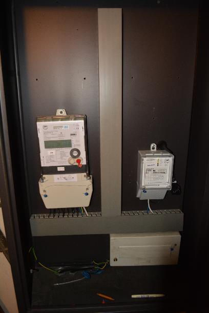 Fakturačný merač elektrickej energie je inštalovaný v hlavnej budove v suteréne v miestnosti rozvodne NN, kde je umiestnená aj trafostanica.