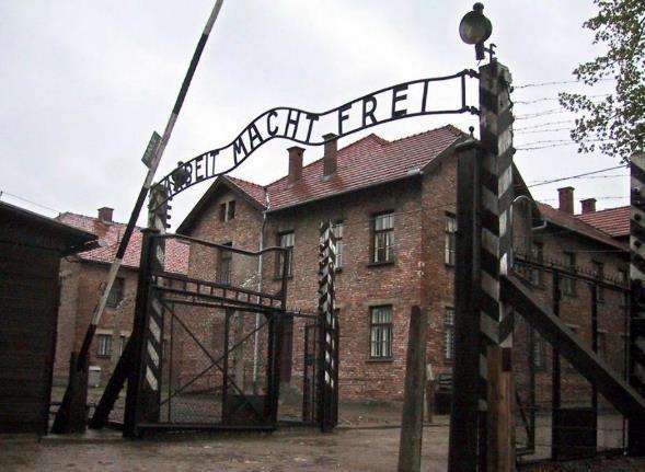 Ημέρα 4η: Κρακοβία (Άουσβιτς) Auschwitz είναι η γερμανική ονομασία της Πολωνικής πόλης Oswiecim, περίπου 60 χιλιόμετρα βoρειοδυτικά της Κρακοβίας, εκεί όπου οι Ναζί μετέτρεψαν τις παλιές στρατιωτικές