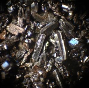 Το διαμάντι αποτελείται από διαυγείς κρυστάλλους οι οποίοι δημιουργήθηκαν στα έγκατα της γης κάτω από