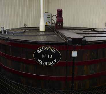F E R M E N T Á C I A ( K V A S E N I E ) Kvasenie je dôležitou časťou výroby whisky, pretože počas neho vzniká nie len etanol, ale tiež široké spektrum chuťových a aromatických zlúčenín.