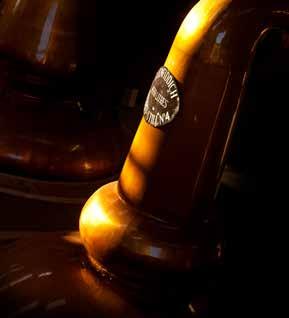 D E S T I L Á C I A Destilácia kúzelné slovo, ktoré vo vzťahu k whisky zaznieva takmer ako nejaká posvätná mantra. Pravdou je, že destilácia je jedným zo stredobodov výroby whisky.