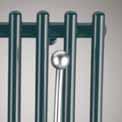 Imia Na rozdiel od klasických modelov kúpeľňových radiátorov, Imia má potrubie vedené zvisle, čo jej dáva štíhly, atraktívny vzhľad.
