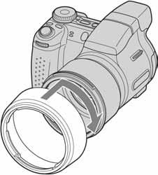 Spremanje sjenila objektiva Sjenilo objektiva se može učvrstiti obrnuto i na taj način pohraniti na fotoaparatu dok nije u uporabi.