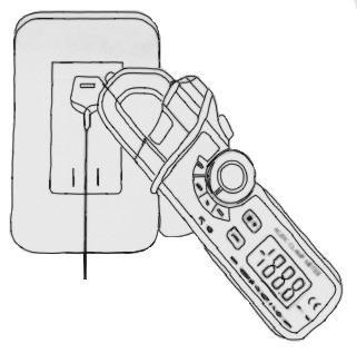 3.5. Tulemuse hoidmine ekraanil (Data Hold) / taustavalgustus Tulemuse hoidmiseks ekraanil vajutage vastavale (Data-Hold) nupule (4). Kui see funktsioon on aktiivne, kuvatakse näidikul kiri HOLD.