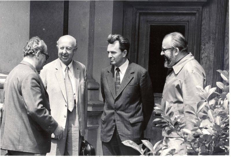 r. 1975 Cena SAV za súbor prác O mnohonásobnej produkcii neutrálnych častíc a radiačných rozpadov rezonančných stavov v piónovo-protónových interakciách pri 5 GeV/c r.
