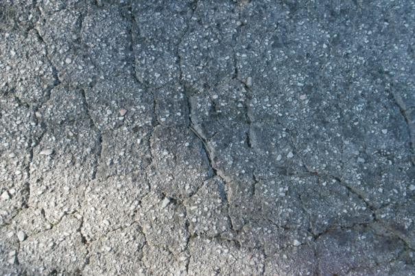 Εμφανίζονται σε μήκος περίπου 5,00 m, με μέσο πλάτος 1,20 m (εμβαδού 6,00 m 2 ) και με σχηματιζόμενα, μετρίως θρυμματισμένα, τεμάχια διαστάσεων 0,10 m x 0,16 m.
