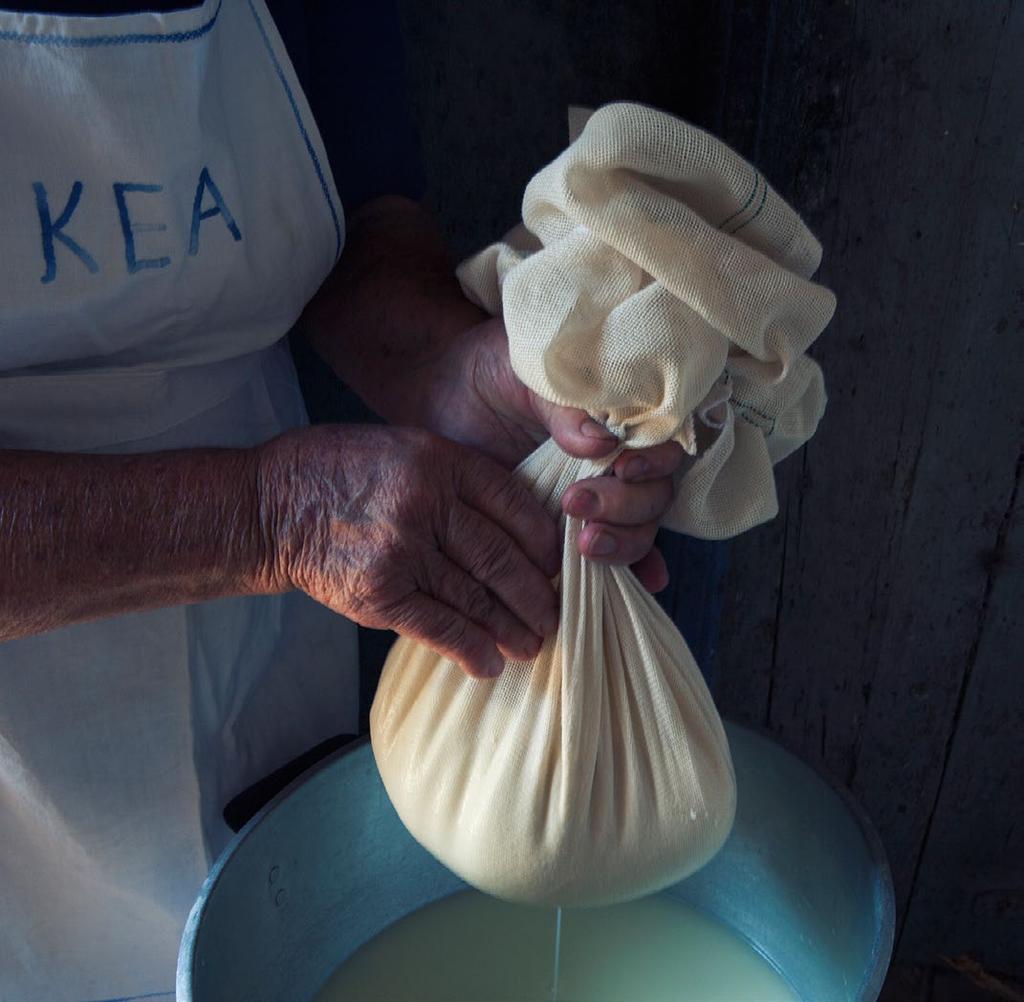 ΤΟΠΙΚΑ ΠΡΟΪΟΝΤΑ Τζιώτικα τυριά Στο νησί δεν λείπουν τα διαφόρων ειδών τυριά