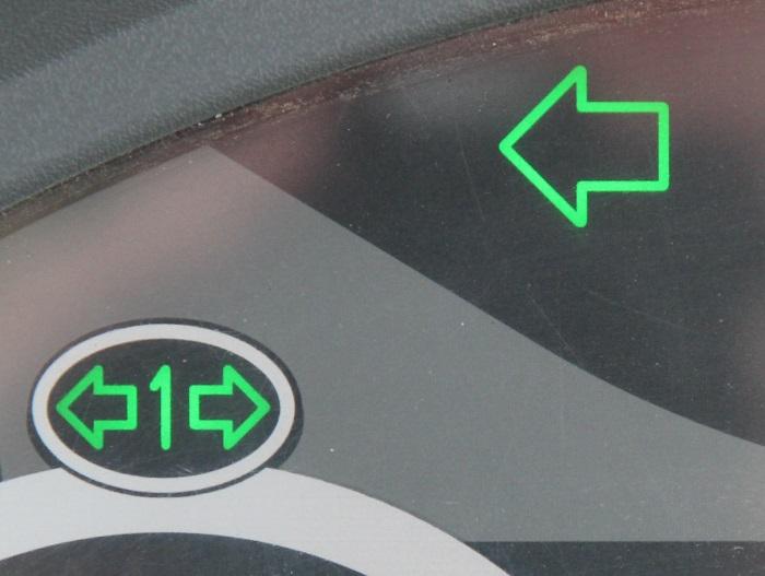 Jazda po verejných komunikáciách 10.6.4 Kontrola osvetľovacieho zariadenia Stlačte ukazovateľ smeru jazdy v traktore.