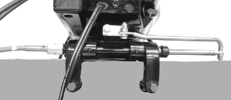 Ειδοποίηση σχετικά με τον τηλεχειριζόμενο μηχανισμό πηδαλιουχίας Η ράβδος συνδέσμου τιμονιού που συνδέει τη ντίζα τιμονιού με τον κινητήρα πρέπει να στερεώνεται με αυτοασφαλιζόμενα παξιμάδια.