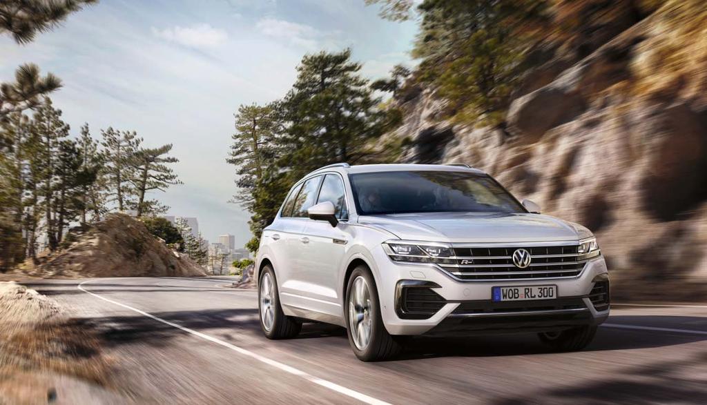 R-Line Το νέο Touareg αντιμετωπίζει τις προκλήσεις με γνήσιο σπορ χαρακτήρα. Με το προαιρετικό πακέτο R-Line¹) αυτή η ιδιότητα του χαρακτήρα του φαίνεται ακόμα πιο έντονα.