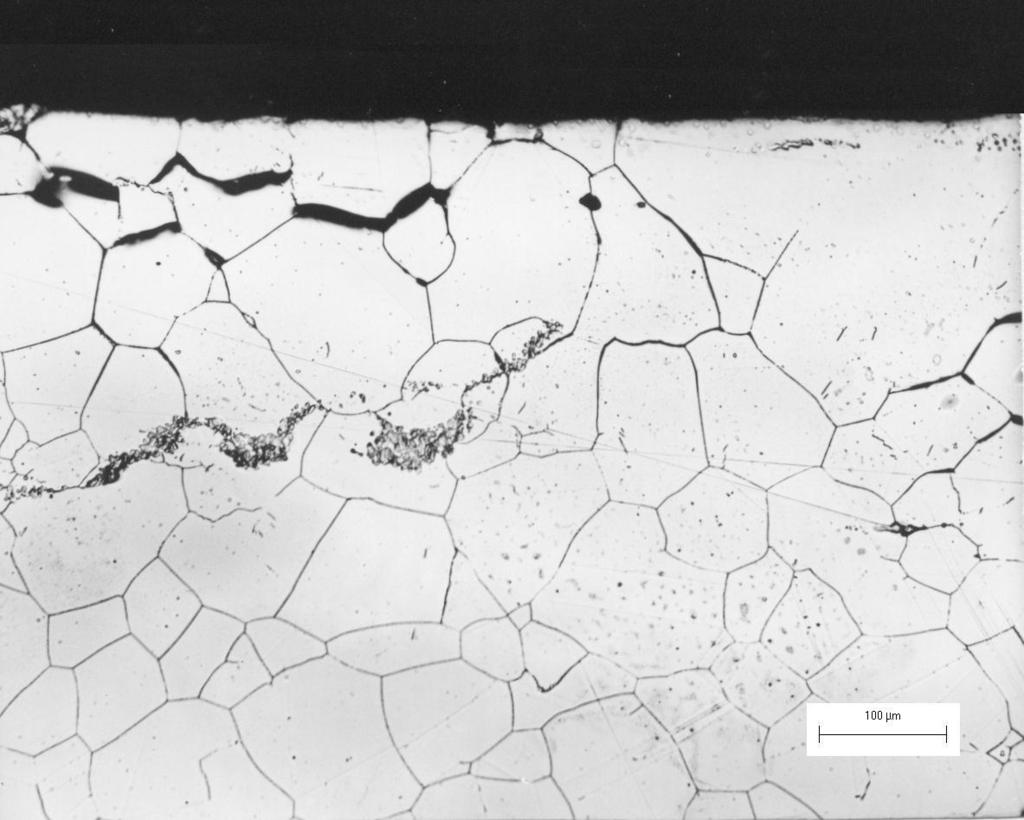 Obr. 15-7 Nehrdzavejúca austenitická chromniklová oceľ napadnutá medzikryštálovou koróziou Ak je náchylná zliatina v agresívnom prostredí aktívna, medzikryštálová korózia predbieha ako celková