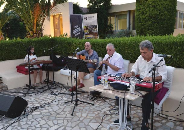 Περισσότεροι από 300 προσκεκλημένοι χειροκρότησαν τα προϊόντα που διακρίθηκαν για την καινοτομία, τη δυναμική παρουσία στην αγορά και την προτίμησή τους από τους φαρμακοποιούς και το κοινό, αλλά και