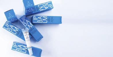 Συγκεκριμένα, το Lip Balm ενισχύει την παραγωγή κολλαγόνου, άρα και τη στήριξη της επιδερμίδας, ενισχύει τη σύνθεση Ακουαπορίνης 3, με αποτέλεσμα την άμεση ενυδάτωση και μειώνει (χάρη στην