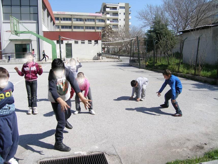 Εικ. 26, 27 Τα παιδιά μεταμορφώνονται σε μυθικά τέρατα Γράψαμε στη συνέχεια σε χαρτάκια τα ονόματα των τεράτων και ζητήσαμε να