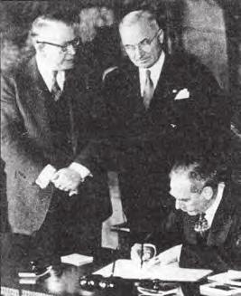 Ο ΜΕΤΑΠΟΛΕΜΙΚΟΣ ΚΟΣΜΟΣ Οι υπουργοί Εξωτερικών Ντιν Άτσεσον των ΗΠΑ (αριστερά) και Ρομπέρ Σουμάν της Γαλλίας (δεξιά) υπογράφουν το Βορειοατλαντικό Σύμφωνο (Ουάσινγκτον, 4 Απριλίου 1949).