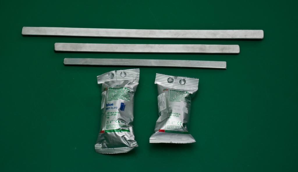 Neoperacijsko lečenje loma kosti A B Aluminijske udlage u različitim veličinama