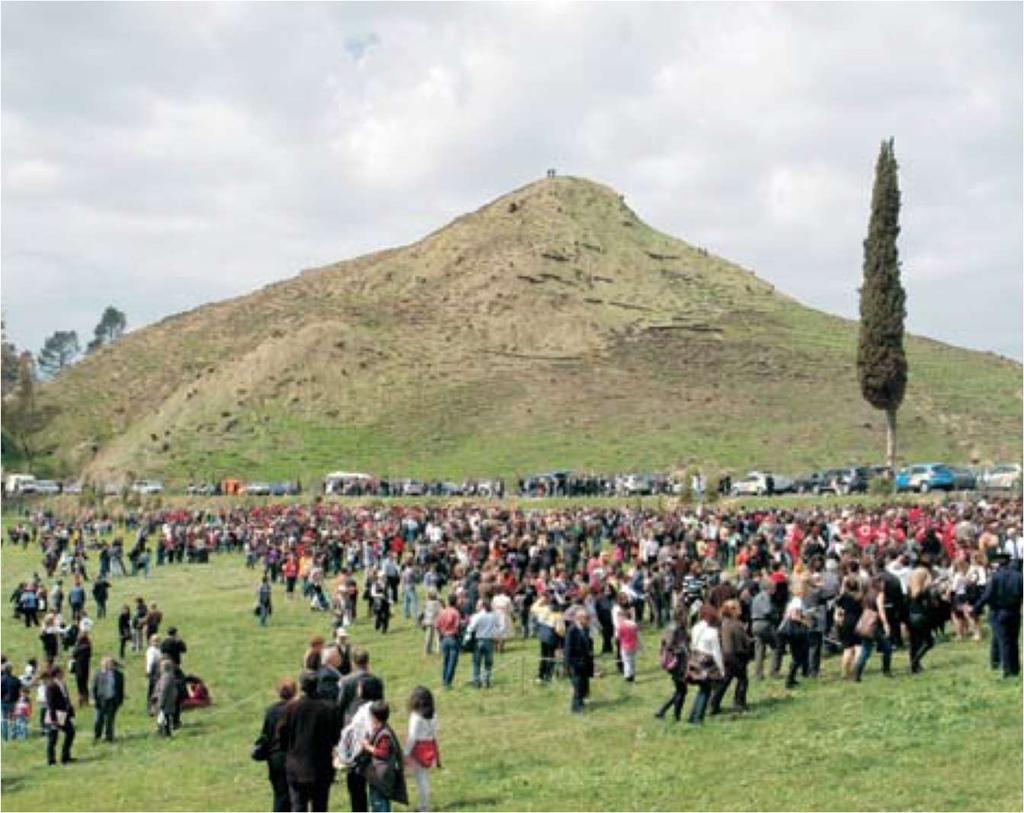 Σχήμα 35. Άποψη της νοτιανατολικής πλευράς του Κρόνιου λόφου από το Στάδιο την ημέρα της Τελετής της Αφής της Φλόγας (24-3-2008).