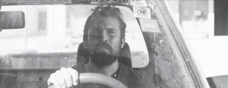 του φίλου του στα σφαγεία όπου εργάζεται. Η Κική, σερβιτόρα στην ταβέρνα του χωριού, πέφτει για μια ακόμα φορά θύμα σεξουαλικής παρενόχλησης.