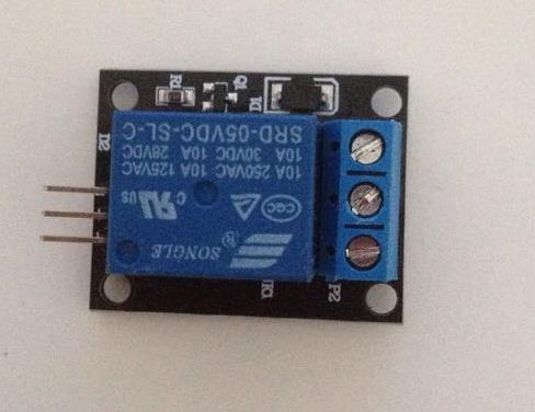 Slika 14. 5 V jednokanalni relej 3.10 Servo motor Servo motor je tip električnog motora koji ima mogućnost precizne kontrole kutnog položaja, brzine i ubrzanja.