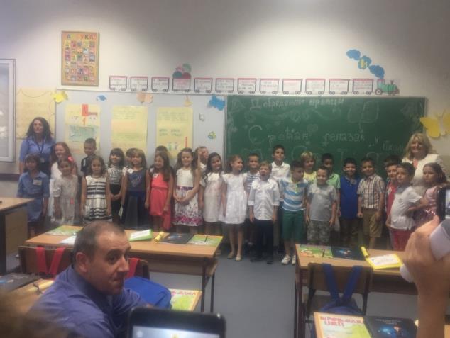 Директорка школе Наталија Матић поздравила је све присутне, а посебно нашим најмлађим ученицима пожелела да весело и успешано започну школске дане. 12.9.2017.
