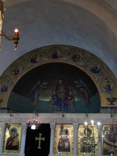 4η Ομάδα: Βασίλης Καλλόλιας, Ανδρέας Κατσικαλής, Δημήτρης Κλητσινάρης ΕΙΚΟΝΟΣΤΑΣΙ Το εικονοστάσι (τέμπλο) αποτελείται από ένα σύνολο εικόνων που χωρίζει το ιερό από τον υπόλοιπο ναό.