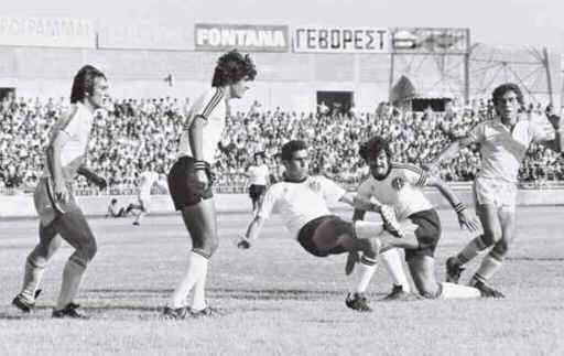 ΚΥΠΕΛΛΟ COCA-COLA Ξανά μαζί στον τελικό μετά από 36 χρόνια Στιγμιότυπο από τον τελικό του 1979 που έγινε στο Μακάρειο Στάδιο και έληξε με νίκη του ΑΠΟΕΛ (1-0).