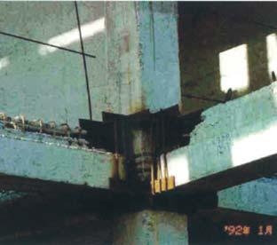 22: Bλάβες σε κτίριο (1988 Spitak Armenia Earthquake [18] Σχ.23: Ενίσχυση κόμβου δοκού - υποστυλώματος με μεταλλικές πλάκες (steel plates) [18] Σχ.