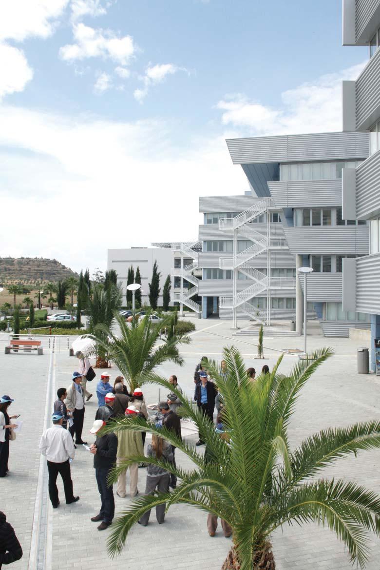 απαιτήσεων τεχνολογικής αιχμής και ενεργειακής συνείδησης, αλλά και από το γεγονός ότι πέραν του χώρου της Πανεπιστημιούπολης, το Πανεπιστήμιο Κύπρου διαθέτει οργανωμένους μικρότερους πυρήνες στην