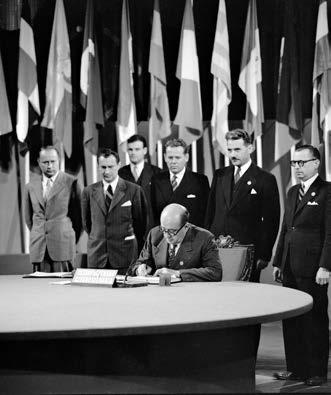 Charta OSN je sedemdesiatnička Jan Masaryk, minister zahraničných vecí Československa a hlava delegácie, pri podpise Charty OSN, 26. júna 1945. Foto: UN Photo/Yould.