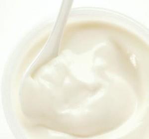 Straggisto odkvapkaný z kravského mlieka Z prekvaseného jogurtu sa nechá odkvapkať srvátka