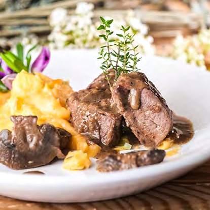 Η ελληνική παράδοση στο εορταστικό τραπέζι περιλαμβάνει συνταγές με βάση το χοιρινό κρέας.