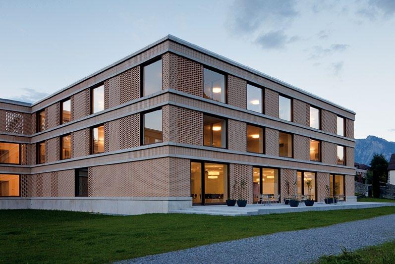 85 Center za psihiatrijo, Švica Foto: Beat Bühler Fasadna OPEKA Fasadna opeka služi najprej kot zaščitni sloj proti vremenskim vplivom in prispeva tudi k zaščiti pred poletno vročino.