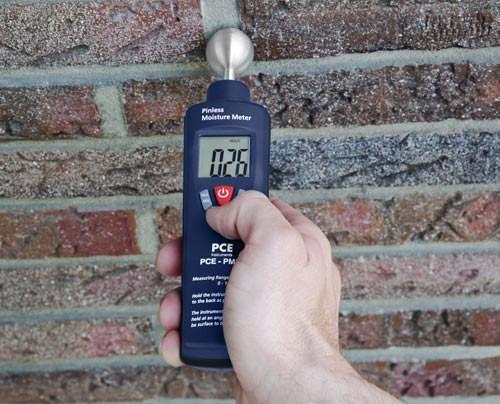 Rozdielne rozloženie vlhkosti v stavebnom materiáli, teplota, medzery v lepidle, povrchové ošetrenie alebo zlý kontakt elektród môže viesť k chybným meraniam.