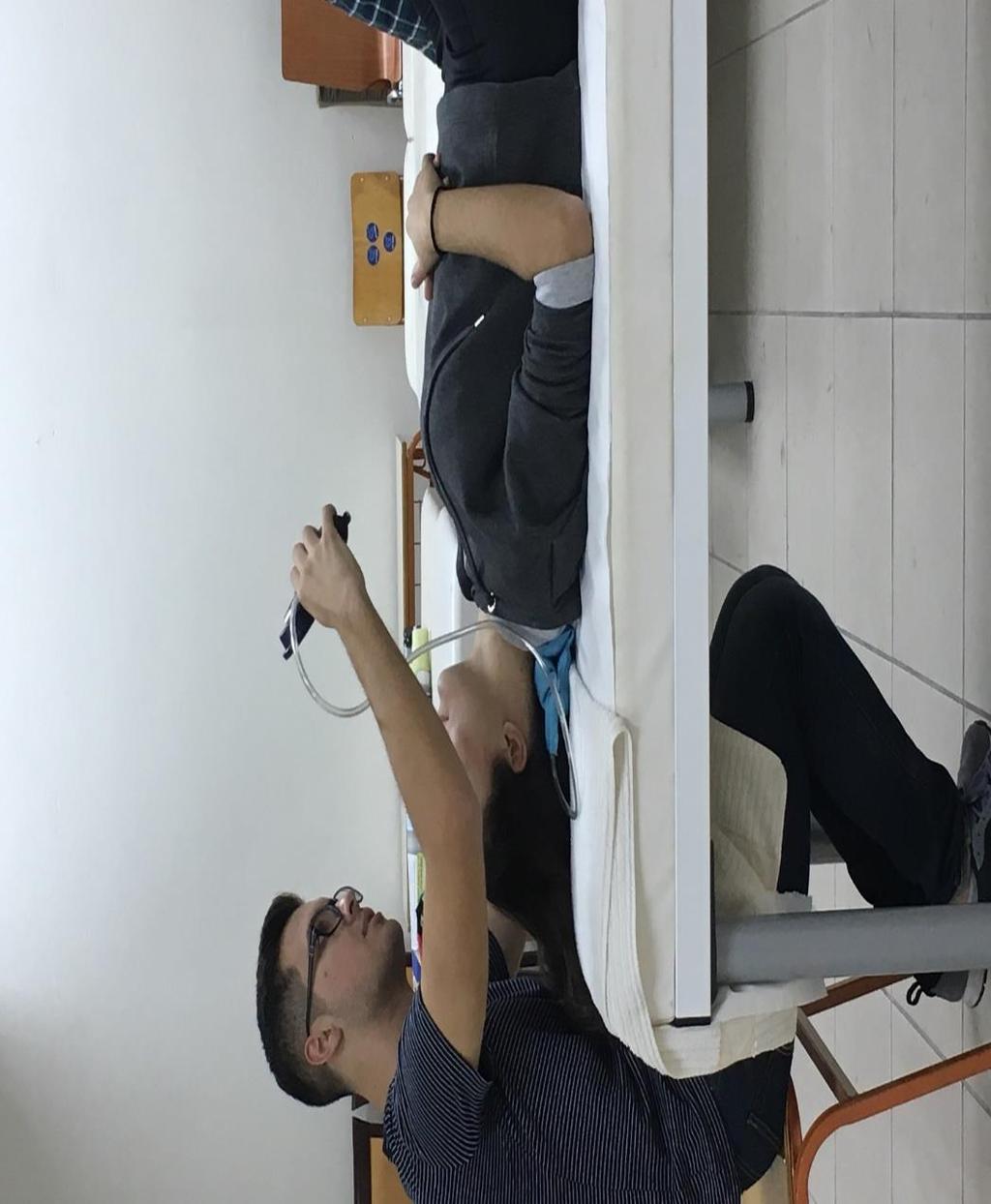 εμφανής ενεργοποίηση των επιπολής καμπτήρων (στερνοκλειδομαστοειδής) που γινόταν αντιληπτή με την συνεχή ψηλάφηση του μυ ένα τίναγμα του δείκτη πίεση κατά τη προσπάθεια διατήρησης του επιπέδου πίεσης