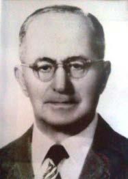Το 1937 διορίσθηκε υφηγητής Γεωλογίας στο Πανεπιστήμιο Αθηνών και το 1945 στο Εθνικό Μετσόβιο Πολυτεχνείο.