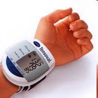 a) Vypočítajte hydrostatický tlak krvi v nohách a rukách ak človek meria185