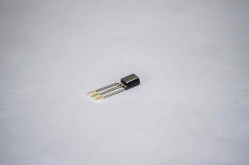 Slika 7: Tranzistor Tranzistor Tranzístor je polprevodniški elektronski element s tremi priključki, ki deluje kot nastavljiv ventil, saj na osnovi vrednosti