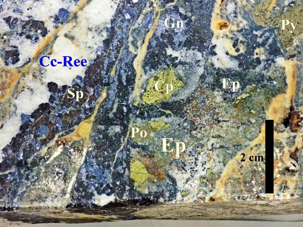 Εικόνα: 5-71. Χαρακτηριστική εικόνα της μεταλλοφορίας των σουλφιδίων skarn της Πλάκας, όπου παρατηρείται η ιστολογική σχέση μεταξύ των μεταλλικών ορυκτών αλλά και των μετασωματικών. 5.3.