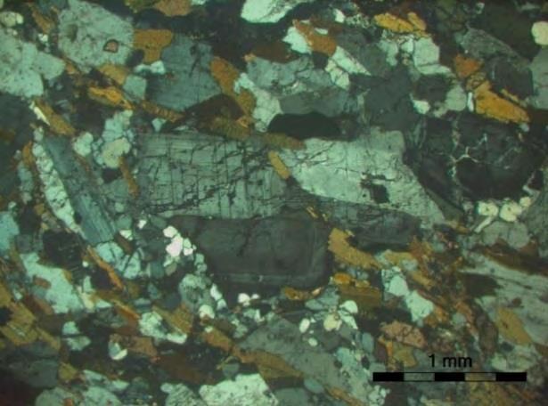 Τα μαφικά ορυκτά ( κεροστίλβη, βιοτίτης, μοσχοβίτης) εμφανίζουν λεπιδόμορφη δομή και ο χλωρίτης που είναι δευτερογενής νηματοειδή.