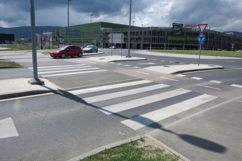 trakova razdjelnim otocima na ulazima/izlazima Pr.