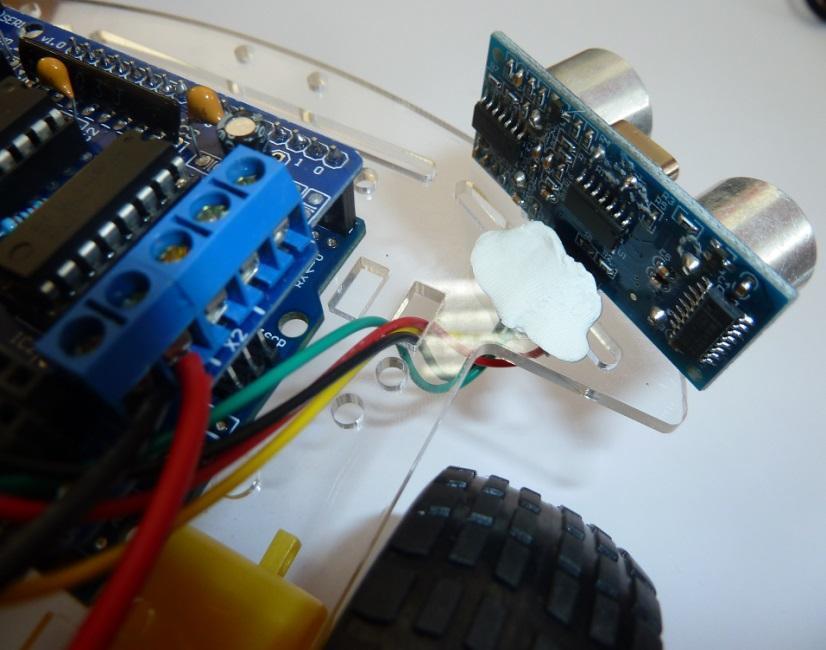 Αφού τοποθετήσουμε την πλακέτα οδήγησης στον μικροελεγκτή Arduino, πρέπει να συνδέσουμε τις 6 θύρες A0-5 της πλακέτας στις αντίστοιχες αναλογικές θύρες του Arduino.