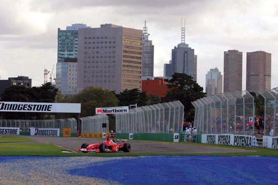 Toda kljub dejstvu, da je Ferrari veljal za favorita za zmago, pa se je na spremenljivi in dogodkov polni avstralski dirki nasmihala tudi trem drugim tekmecem in na koncu pripadla najbolj vztrajnemu