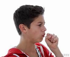 Βήχας εκ συνηθείας tic /habit cough Είναι ένα πολύπλοκο φωνητικό τικ Χρόνιος συνεχής ακούσιος βήχας Ξηρός Δυνατός Επαναλαμβανόμενος Συχνά με