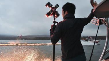 Για πρώτη φορά, ο έλεγχος των φλας Speedlight γίνεται πλέον μέσω ραδιοκυμάτων, εξασφαλίζοντας αξιόπιστη επικοινωνία σε πολύ μεγαλύτερες αποστάσεις (έως 30 m), και χωρίς να σας προβληματίζουν πλέον τα