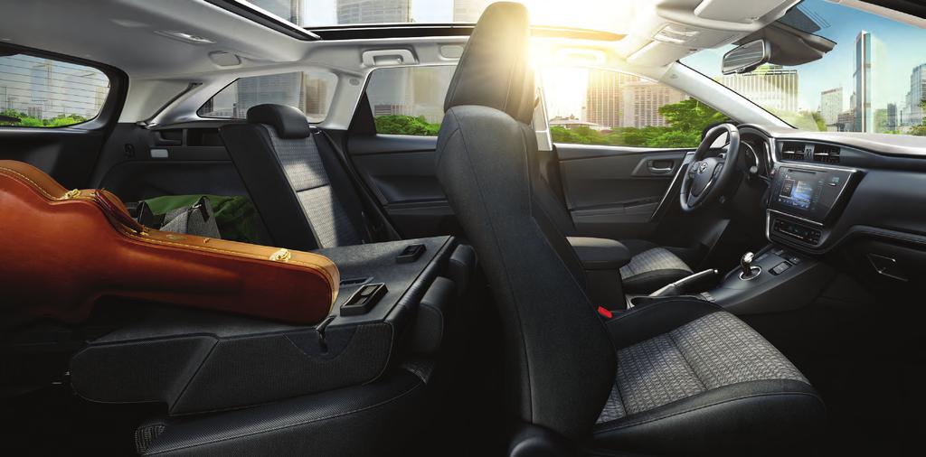 Το ευρύχωρο εσωτερικό του Auris σας χαλαρώνει αμέσως και με την πανοραμική οροφή Toyota Skyview μπορείτε να αφήσετε το φυσικό φως να γεμίσει το εσωτερικό.